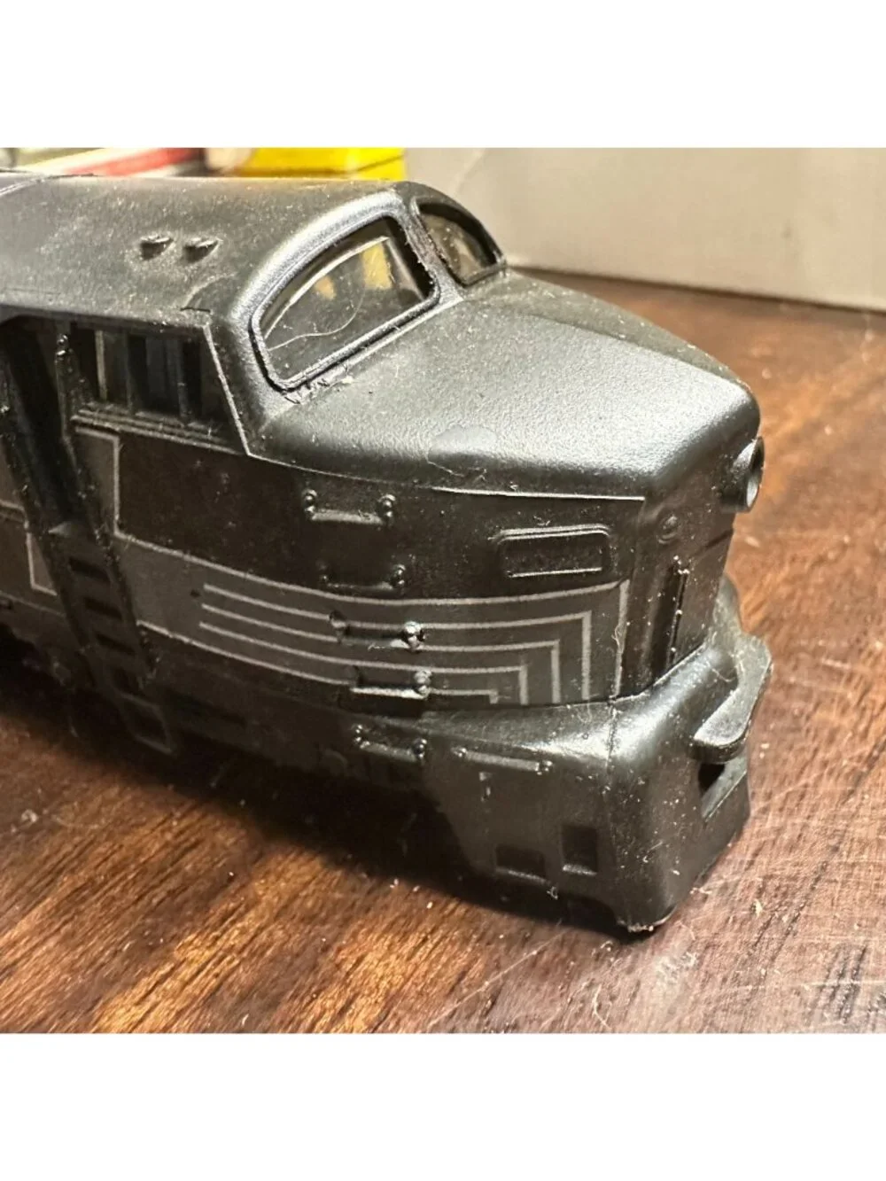 ROCO Shark Nose HO Diesel Engine Black with Five Stripes